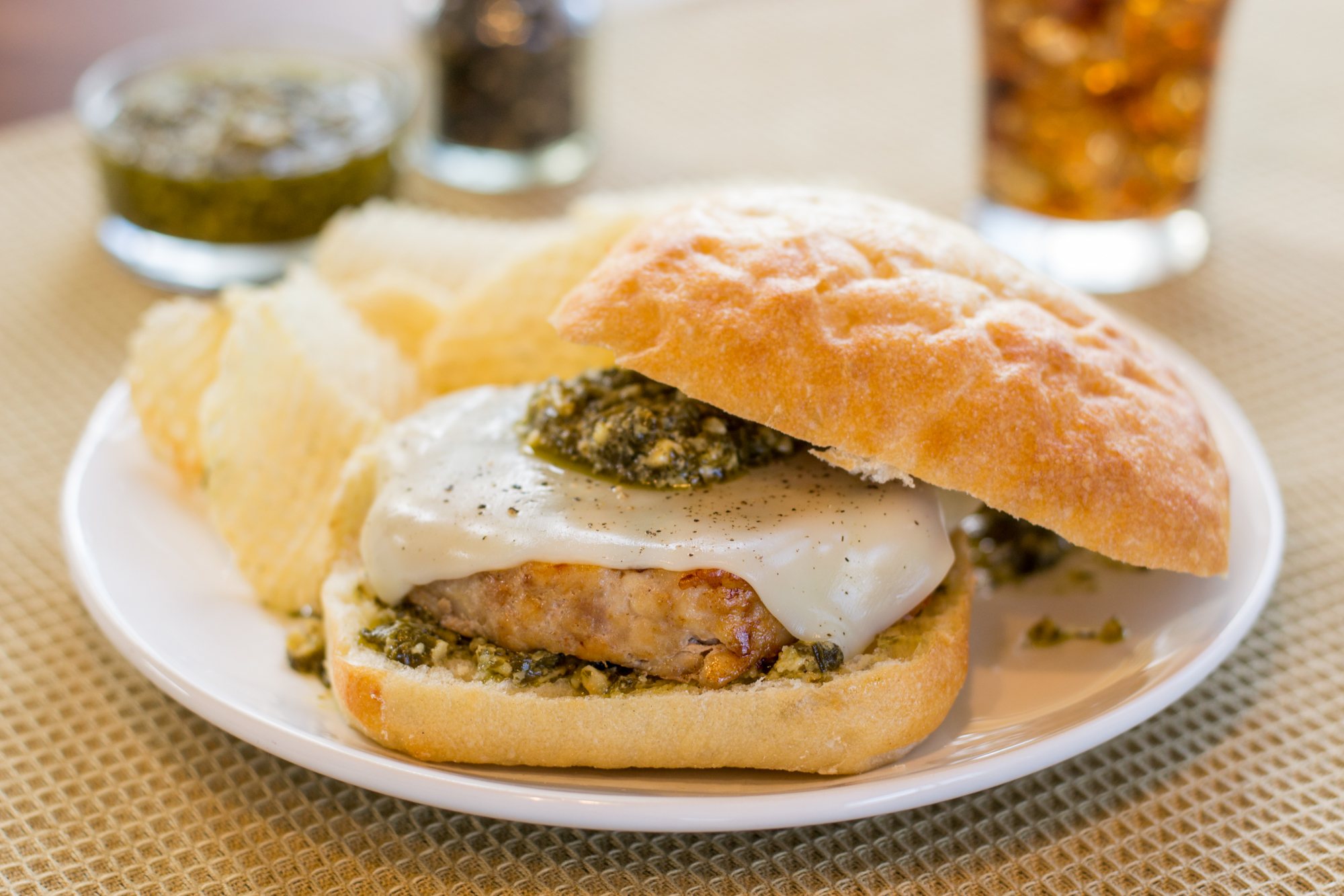 Pesto & Mozzarella Chicken Burgers Gold'n Plump